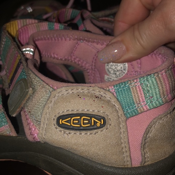Girls size 4 Keens great shoe slightly used … terrific condition - Picture 4 of 6